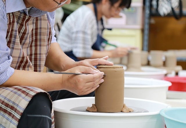 Keramika jako relaxační koníček: Od hlíny k uměleckému dílu